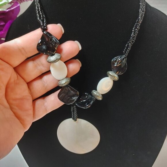 2/$30 Black & White Necklace w/ Round Mother Of Pearl Pendant 17.5in - Picture 7 of 7